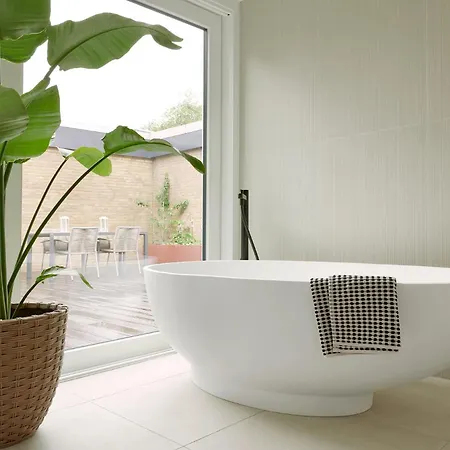 Homefy Luxury - 5 Pax - 2 Bath - Garage - Exclusive & Unique *